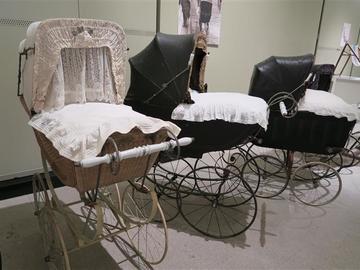 V Třebíči probíhá výstava historických kočárků a kolébek. Navštívit ji můžete až do října