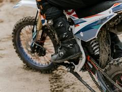 VIDEO: Motorkář na Vyškovsku zběsile ujížděl policistům kvůli neplatnému techničáku