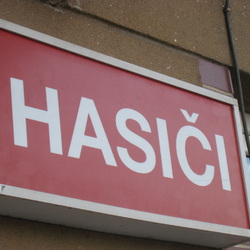 Uzavírka ve Vlašimi komplikuje cestu na hřbitov. Pomohou hasiči