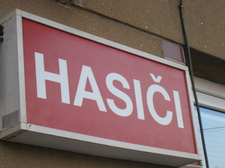 Uzavírka ve Vlašimi komplikuje cestu na hřbitov. Pomohou hasiči