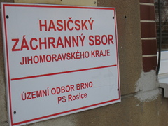 Láhev s acetylenem museli hasiči zchladit v rybníku