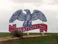Symbol D2 je pryč. Po orlici Mattoni u Hustopečí zbyla jen prázdná plocha