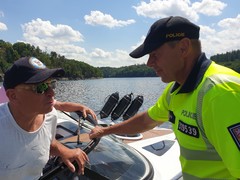 Policisté kontrolovali Dalešickou přehradu. Kapitáni měli problémy s doklady