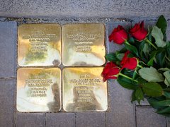 Znáte příběhy rakovnických obětí holocaustu? Nově je připomínají kameny zmizelých