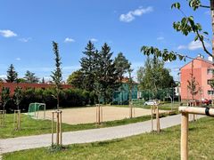 Husova čtvrť je nejzelenější sídliště v Rosicích. Revitalizace je u konce