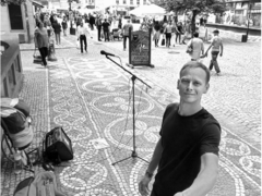 Přečtěte si rozhovor o buskingu s písničkářem Lubynem