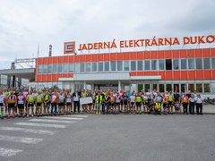 Nadace ČEZ pomáhá už 20 let: staví hřiště, osvětluje přechody a sází stromy
