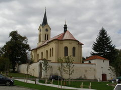 Zeď kostela sv. Václava v Mníšku pod Brdy projde rozsáhlou rekonstrukcí, začít by měla letos v létě