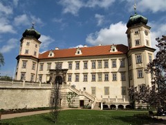 Mníšecký zámek letos nabízí nové kostýmové prohlídky. Na podzim chystá celodenní akce