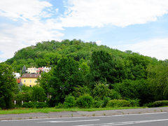 Nová interaktivní stezka, výměna zábradlí i původních křížů. Revitalizace Slánské hory bude hotova v létě
