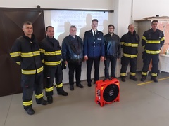 Hasičům v Dobříši a Sedlčanech bude sloužit nový ventilátor na odvětrávání kouře
