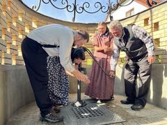 FOTO: Slavnostního dokončení rekonstrukce studny v Hustopečích se zúčastnili i hutterité