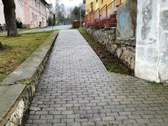 FOTO: Nový chodník i hřiště. Podívejte se, jaké novinky přibyly na návsi v Černošicích