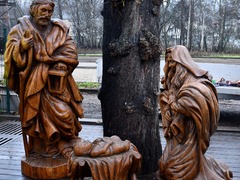 FOTO: V obci Zastávka nově stojí vyřezávaný dřevěný betlém v životní velikosti