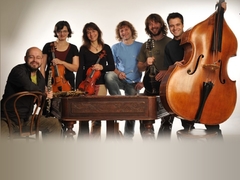 Folková kapela Cimbal Classic vystoupí s vánočními písněmi v rámci jubilejního koncertu v Třebíči Folková kapela Cimbal Classic vystoupí s vánočními písněmi v rámci jubilejního koncertu v Třebíči