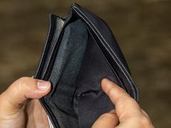 Zloděj u Popůvek okradl seniora. Naditou peněženku mu sebral přímo z batohu