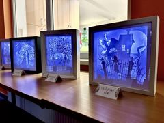 FOTO: Znáte stínové obrazy? V knihovně v Hustopečích je vystavuje Hana Zezulčíková