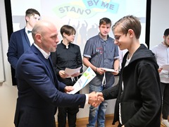 FOTO: Historický úspěch studentů z Kyjova. Za pomoc Ukrajincům získali certifikát prince Philipa
