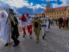 FOTO: Moravským Krumlovem prošel masopustní průvod. Masky zavítaly na zámek i do centra města