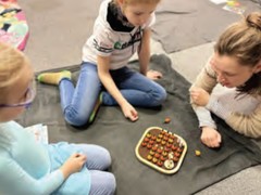 Narana v Hustopečích pomáhá i baví. Třeba s deskovými hrami