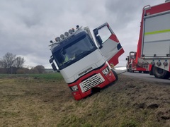 Kamión řídil téměř se třemi promile. Na Třebíčsku se málem skutálel ze silnice