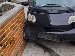 Opilá řidička v Jemnici nedobrovolně zaparkovala na chodníku. V krvi měla 2,6 promile