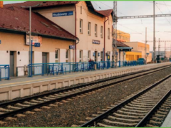 Porovnejte nádražní budovu v Hrušovanech u Brna v současnosti a před zhruba 54 lety