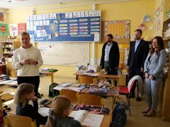 Na základní škole na Oslavické v Meziříčí si radní prohlédli třídy i protiatomový kryt