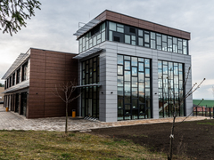 FOTO: Škola v Šitbořicích má novou přístavbu. Nabízí moderní učebny s 3D tiskárnou i virtuální realitou