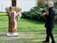 V blanenském zámeckém parku stojí tři nové dřevěné sochy