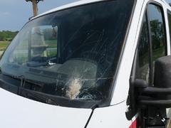 Letící vodováha trefila auto na Blanensku. Hledá se řidič, kterému za jízdy vypadla z kufru