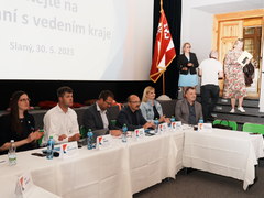 Krajští radní zavítali do Slánska: Navštívili místní nemocnici, školy, firmu i kino