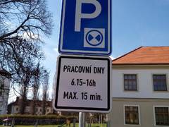 Na parkovištích v Bučovicích u budovy Komenského 211 bylo osazeno nové dopravní značení