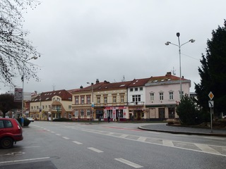 Jeřáb už pokládá nosníky. V létě bude dokončen most v Břeclavi