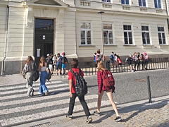 Projekt Pěšky do školy se v Dobříši osvědčil. Město proto dopravní omezení zavedlo natrvalo