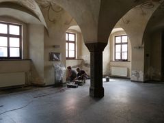 Na radnici v Meziříčí vtrhli restaurátoři. Vstupní halu čeká obnova omítek