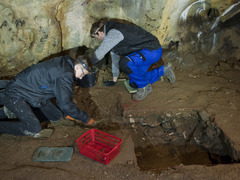 FOTO: Archeologové v Kateřinské jeskyni objevili záhadné historické destičky s postavami