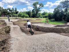FOTO: V Dobříši vznikla nová pumptracková dráha. Otevření se zúčastnil i mistr republiky v downhill