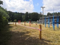 FOTO: Bosá stezka i slackline. Podívejte se, jak probíhají práce na projektech v Blansku