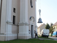 FOTO: Do věže kostela v Dědicích na Vyškovsku se po více než 80 letech vrátil třetí zvon