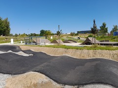 V Říčanech vzniká pumptracková dráha. Hotovo by mělo být do konce září