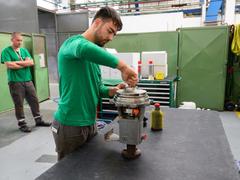 Technici v Jaderné elektrárně Dukovany právě montují náhradní díl vyrobený 3D tiskem
