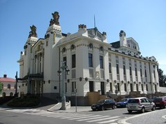 Začala restaurace soch na budově Městského divadla v Mladé Boleslavi