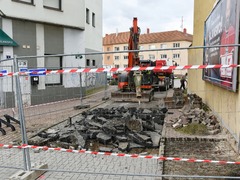 Před knihovnou v Blansku vzniká nové odpočinkové místo. Kdy bude hotové?