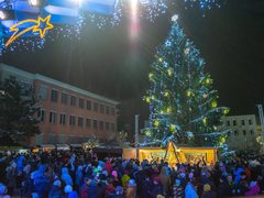 Na náměstí Míru ve Veselí se rozsvítil vánoční strom a začal adventní program