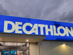 Decathlon v Třebíči končí. Lidé se zajímají, co v jeho budově bude