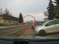 Muž zaměstnal strážníky v Žabčicích. Nejprve sprejoval po vratech, pak jel opilý na dvou kolech