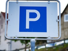 Až 200 parkovacích přestupků denně. Na nepoctivé řidiče v Berouně nasadí speciální monitorovací vůz