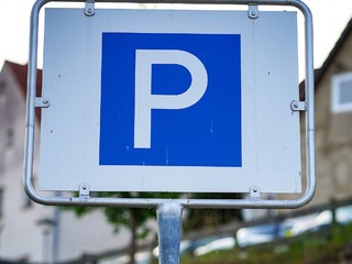 Parkovací dům v Neratovicích už roste. Pod střechou nabídne stání pro stovky aut