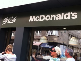 V nákupním centru Litavka v Králově Dvoře už funguje McDonald's. V závěsu je Popeyes